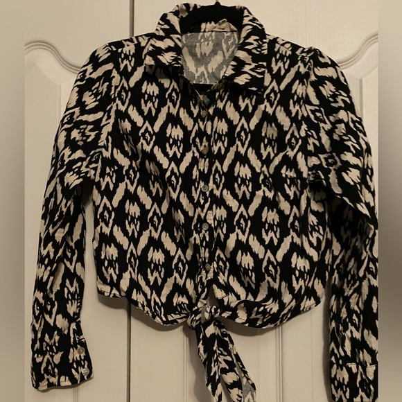 Christian Siriano Tops - Christian Siriano Black and White Linen blend Patterned Cropped Shirt